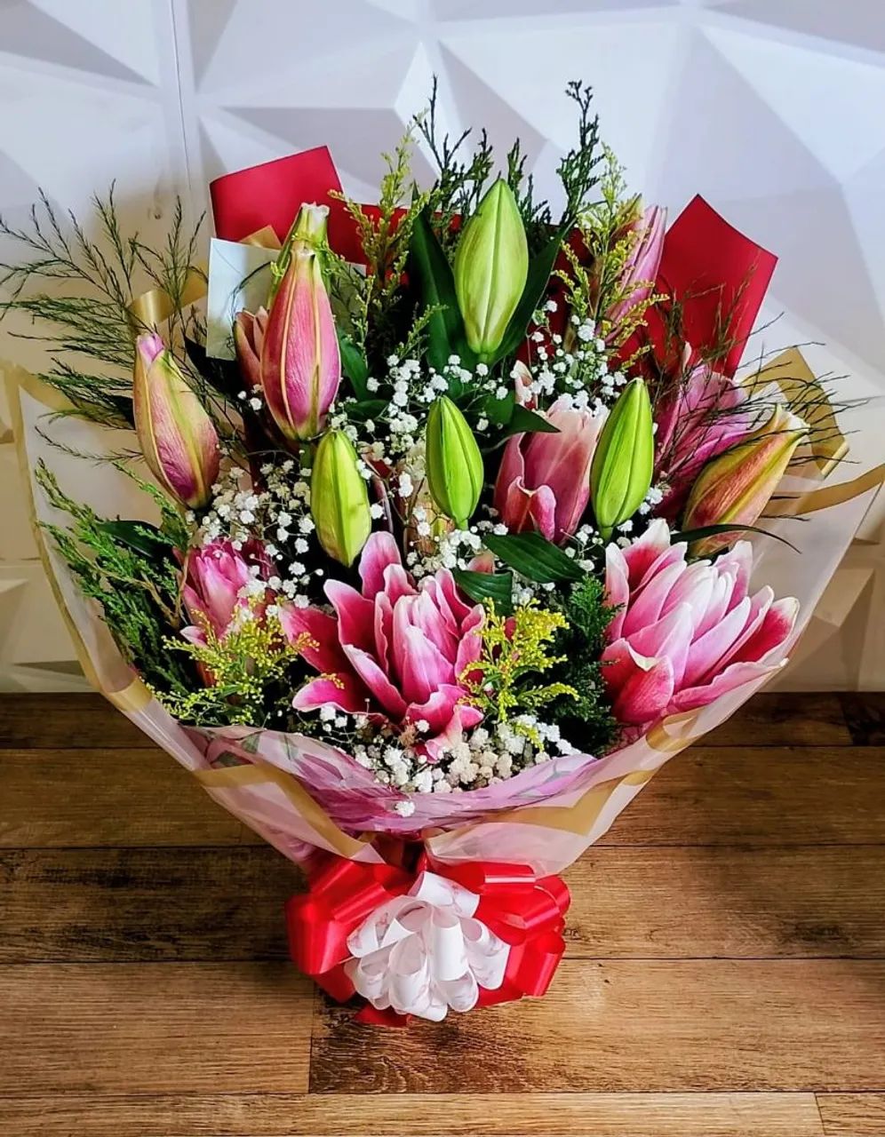 Buquê de lirios rosas perfumando