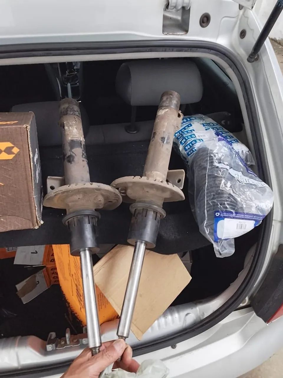 Vendo dois pares de amortecedores do gol em perfeito estado de conservação kits completos 