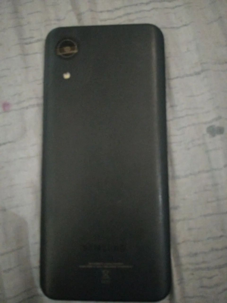 tou com um celular bom, defeitos tela arracha e o botão de ligar ruim fora isso, funciona - Foto 3
