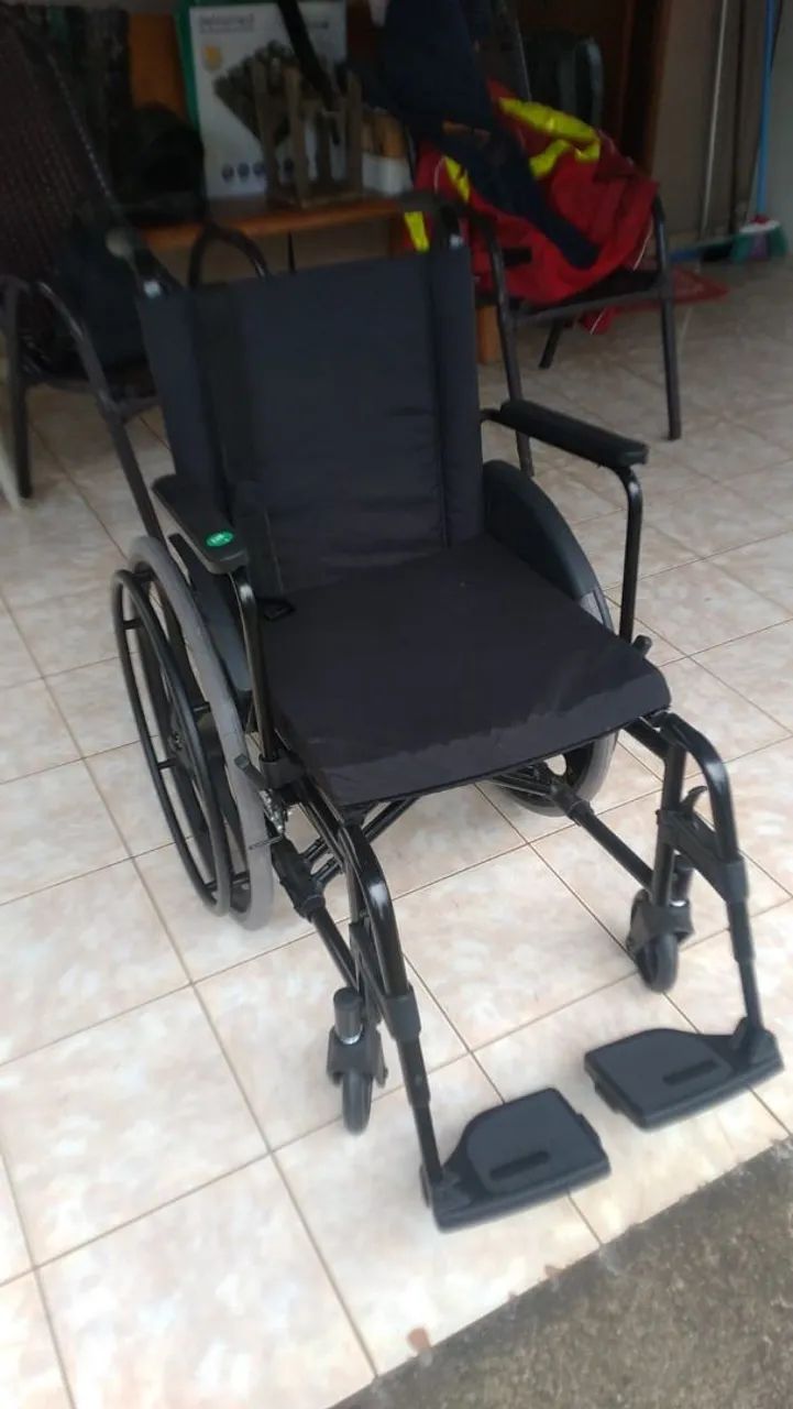 CADEIRA DE RODAS NOVA - Foto 4