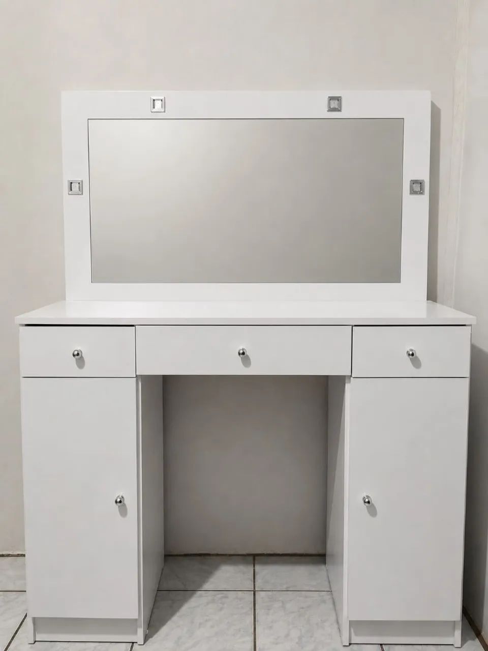 Vendo Penteadeira cor branca semi nova