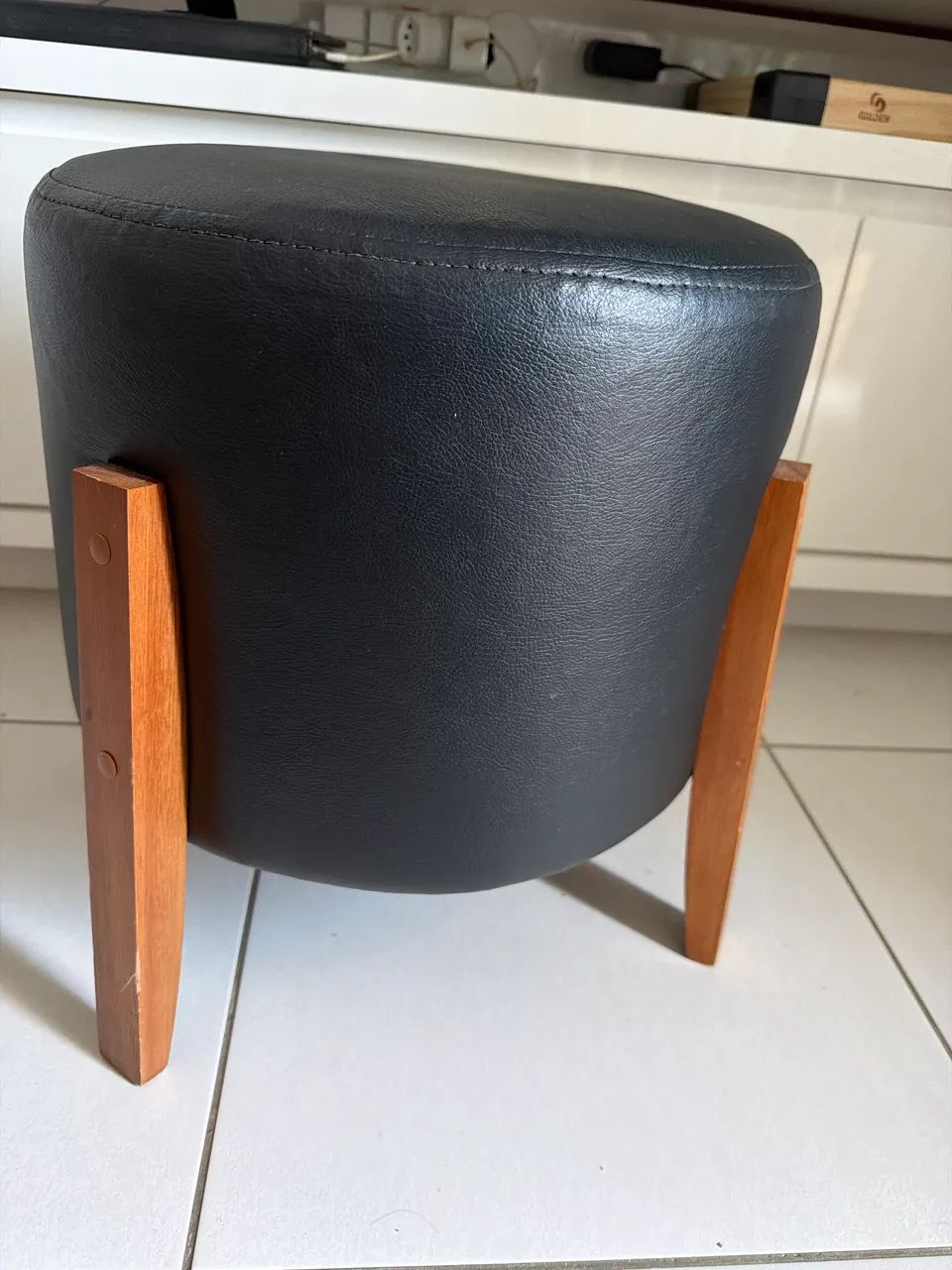 Banqueta preta de couro extremamente resistente 