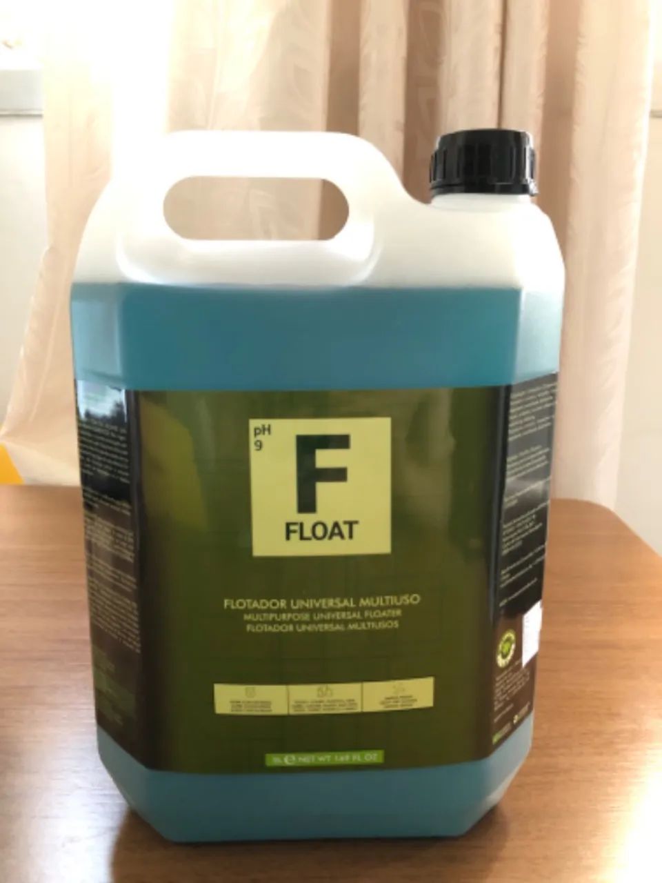 Vendo float 5 litros, lacrado 