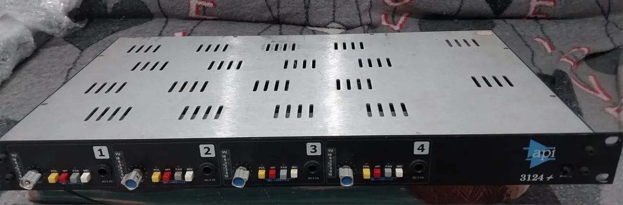 API 3124 + 4 Channel Preamp Mic Pré Amplificador  - Foto 3