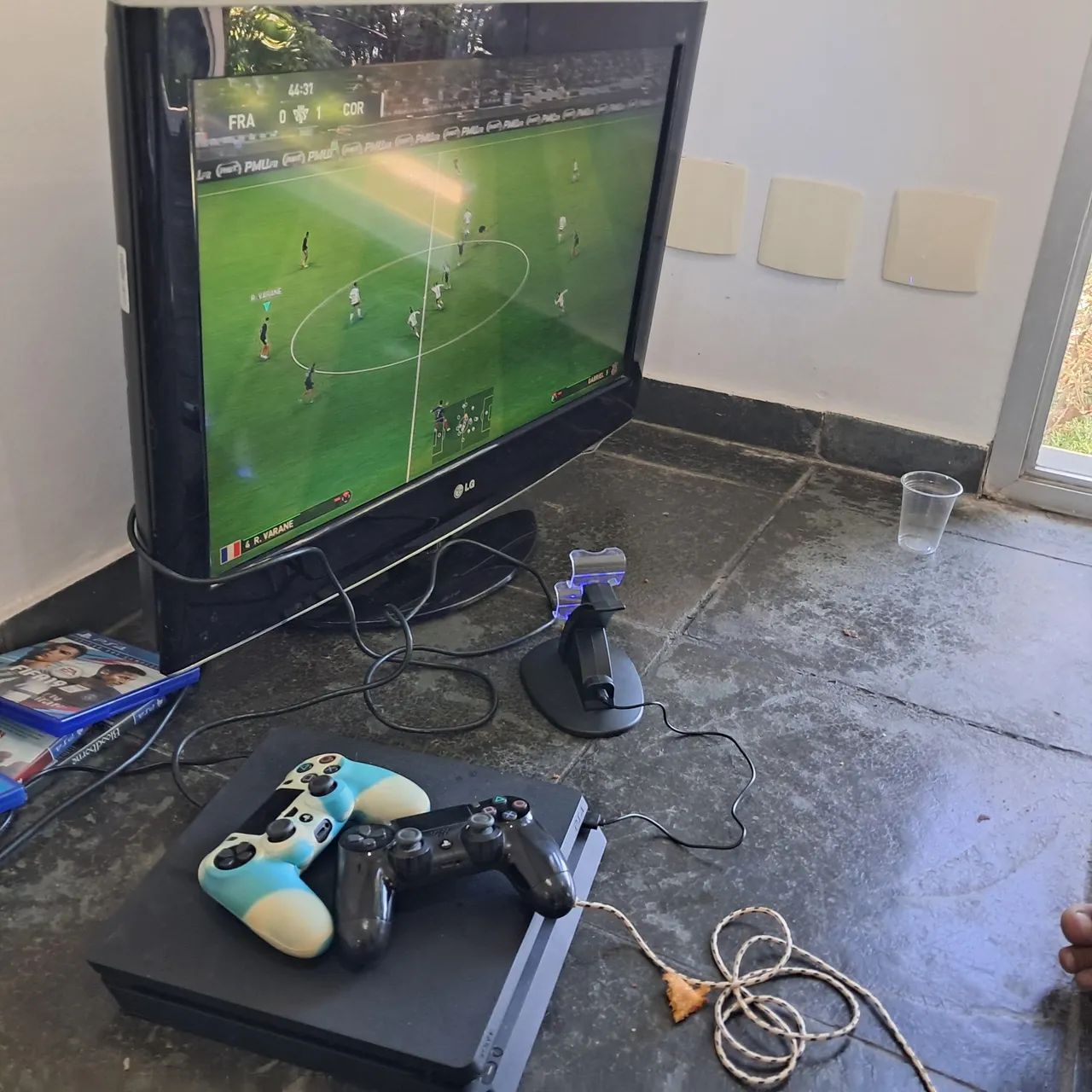 PS4 Slim 1 TB + 2 controles, 5 jogos + TV LG 42 Polegadas