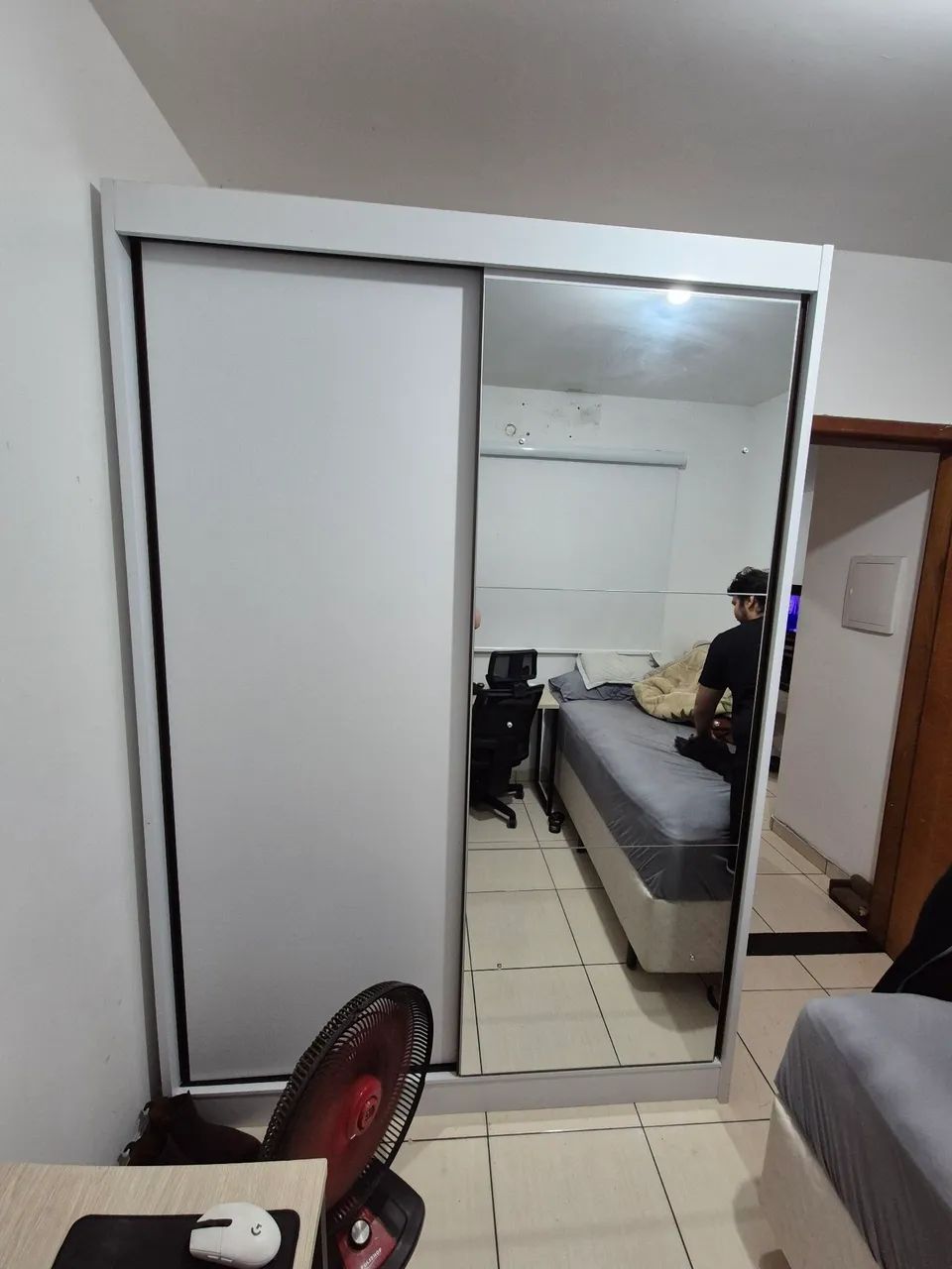 Guarda roupa de MDF branco com espelho