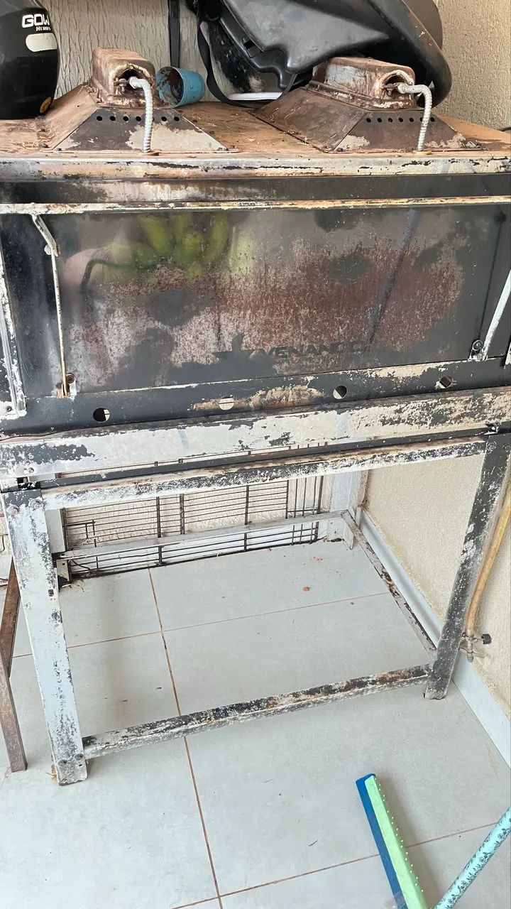 Forno de pizza Venâncio e expositor de bebidas 