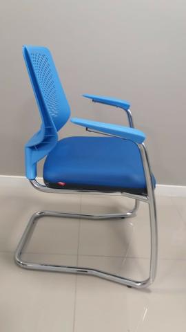 Cadeira Base Fixa Executiva Beezi Pé Contínuo E Braços Cromados - AZUL - Foto 2