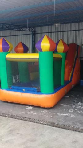 Tobogã inflável com piscina de bolinhas
