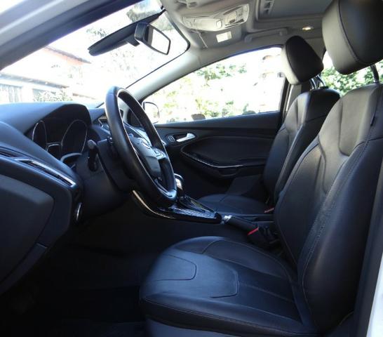 Ford Focus Titanium Fastback C/ Teto Solar 2.0. Branco 2016/17 - Foto 12