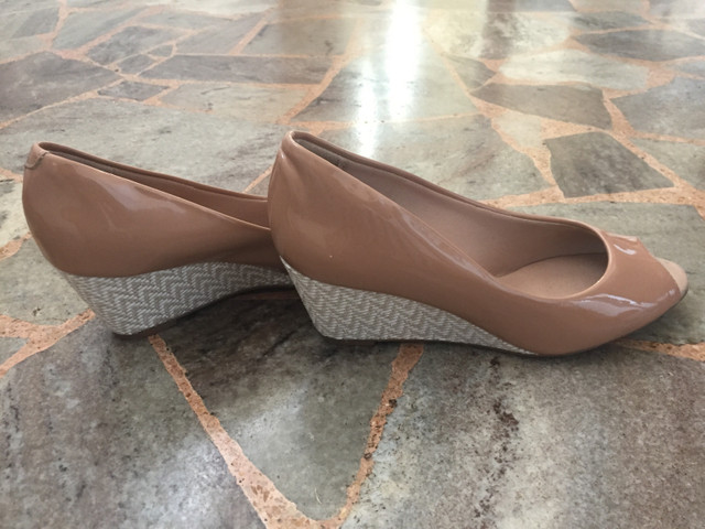 peep toe anabela nude