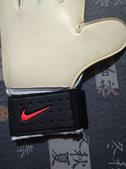 Luva de goleiro da Nike GK profissional / seminova - Foto 3