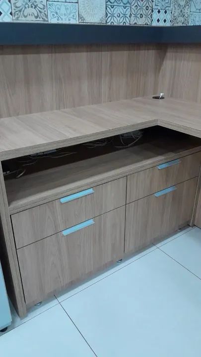 Balcão Recepção  em L com 4 gavetas e proteção parede - Foto 5