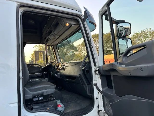 Iveco Tector 24300 Ano 2023 Baú De 9m Cabinado Financia - Foto 12