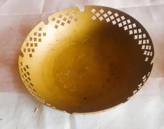 Petisqueira redonda em metal dourado indiano com bordas vazadas e desenhos em baixo relevo - Foto 4