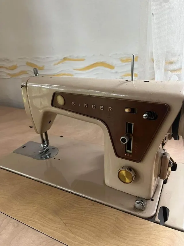 Maquina de costura antiga modelo SINGER 660 com gabinete e banqueta
