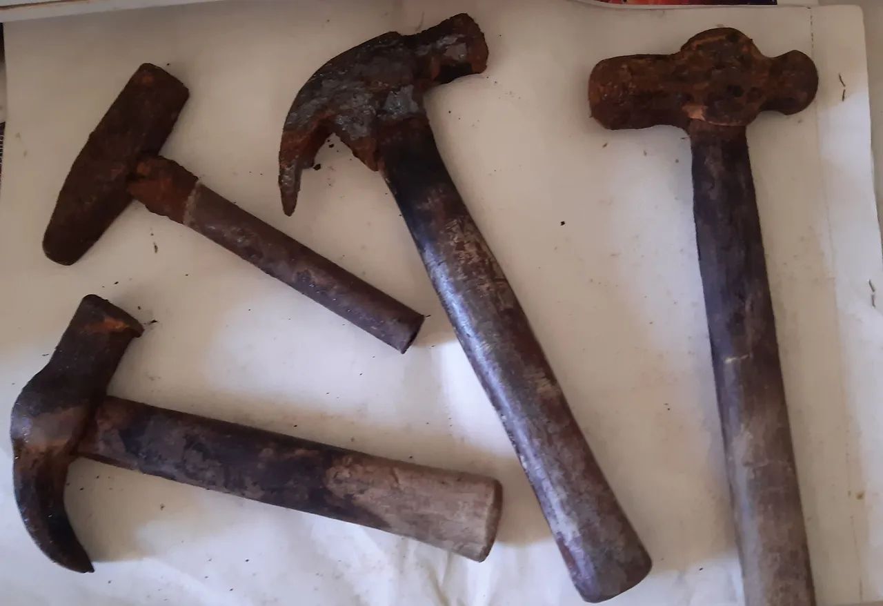 3 MARTELOS, 1 MARRETA.