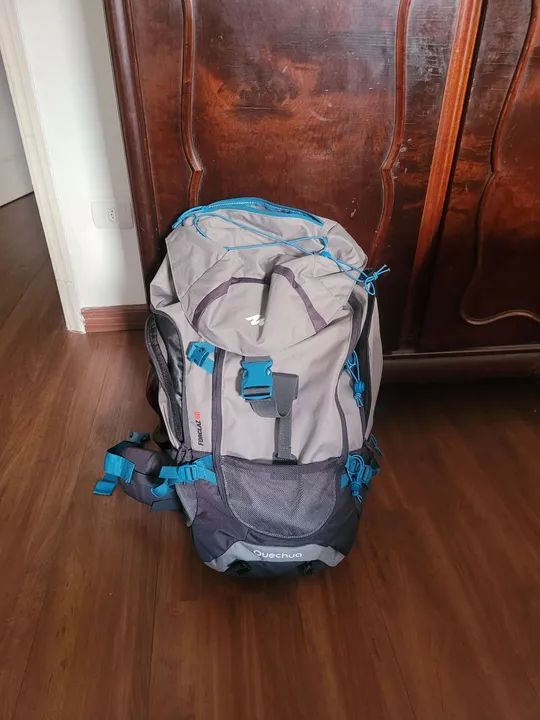 2 mochilas de acampamento.