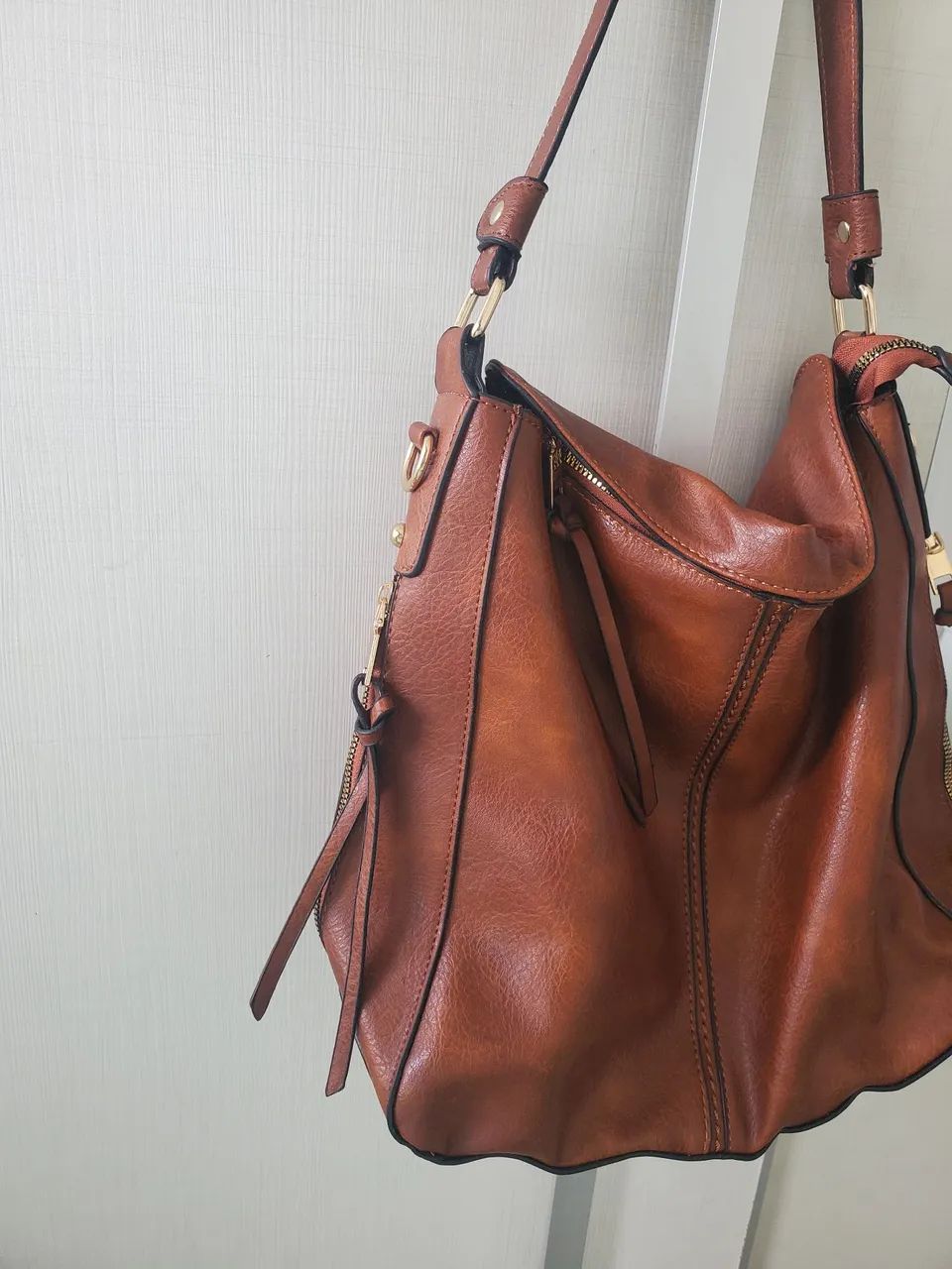Bolsa de ombro grande estilo Hobo couro sintetico marrom  - Foto 4
