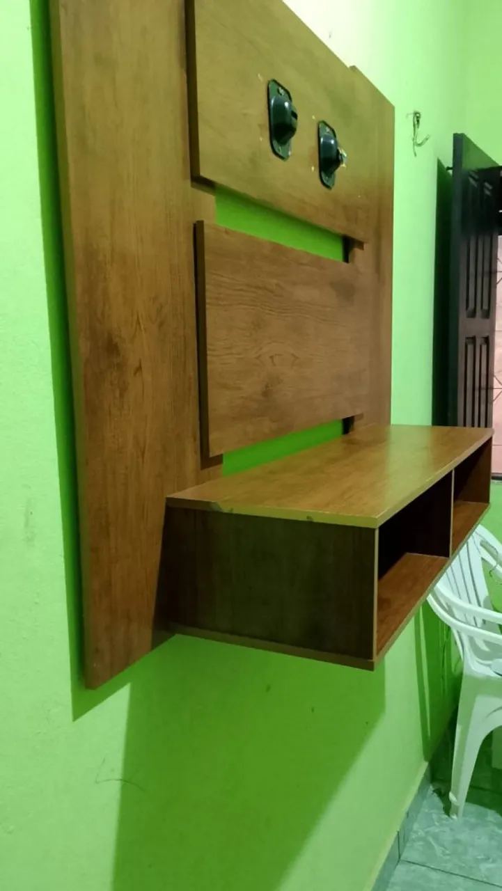 Painel de TV Suspenso com Prateleira