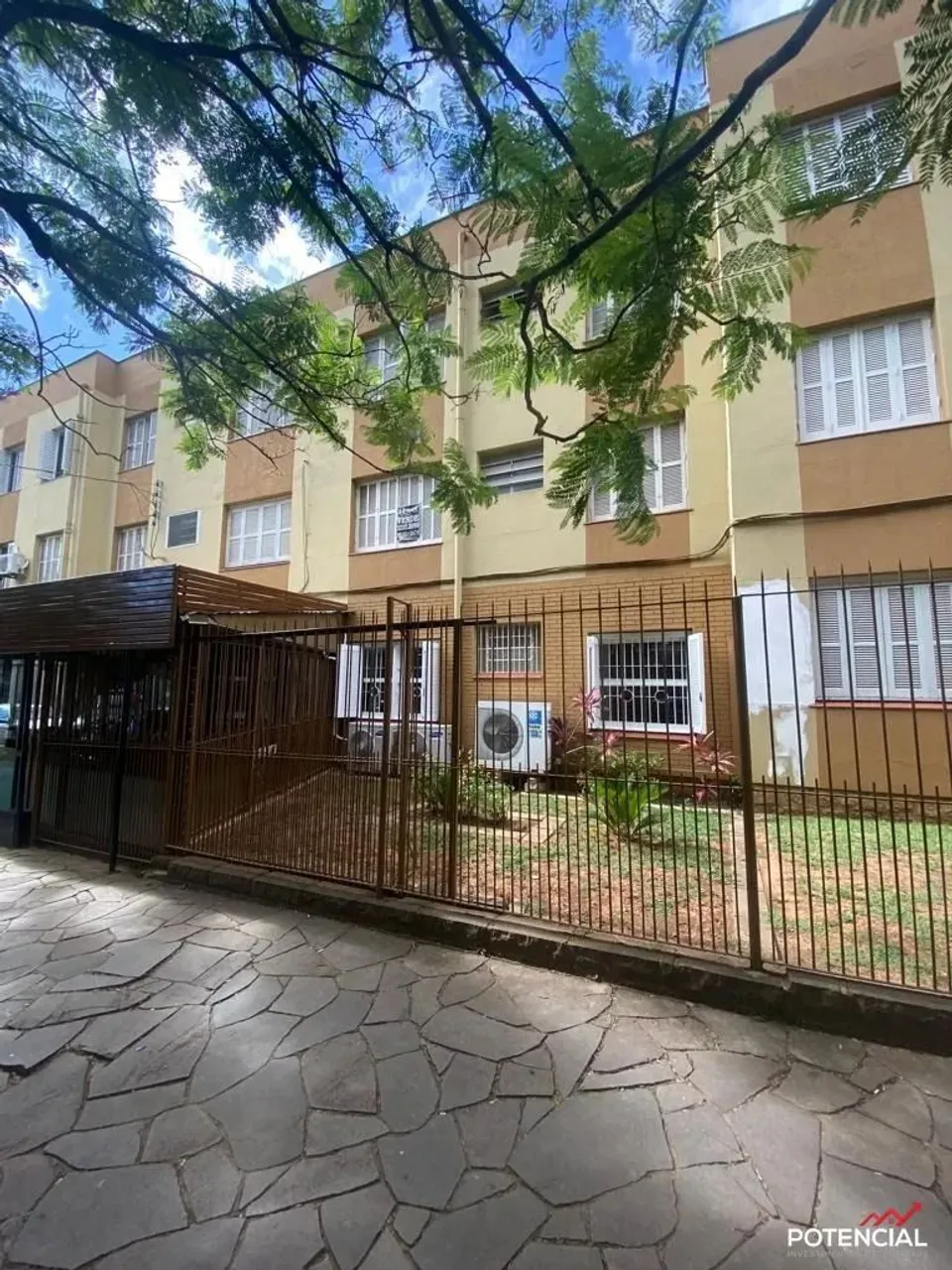 Apartamento de dois dormitórios localizado no bairro Passo da Arreia