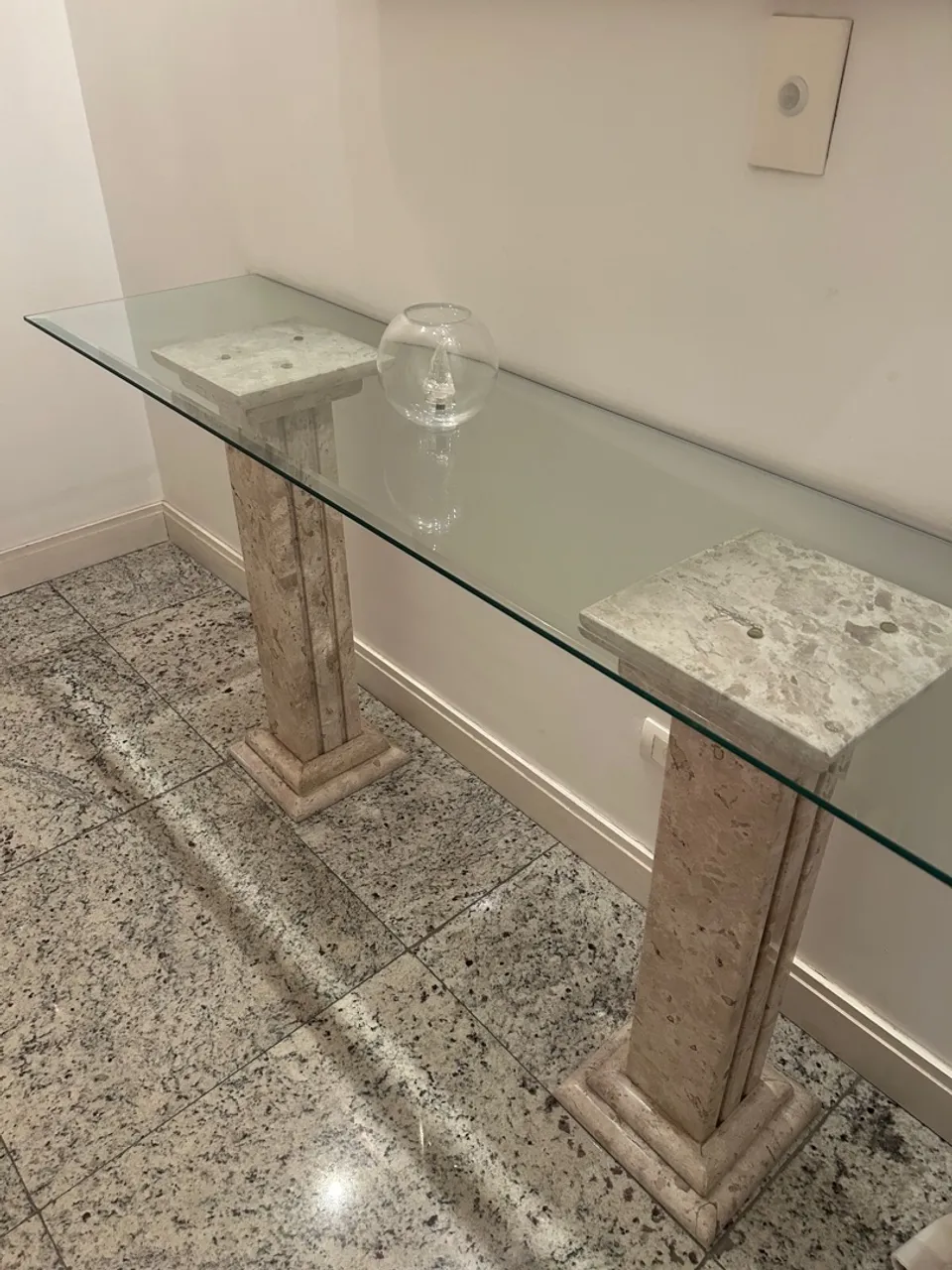 Aparador vidro bisotê e mármore travertino 