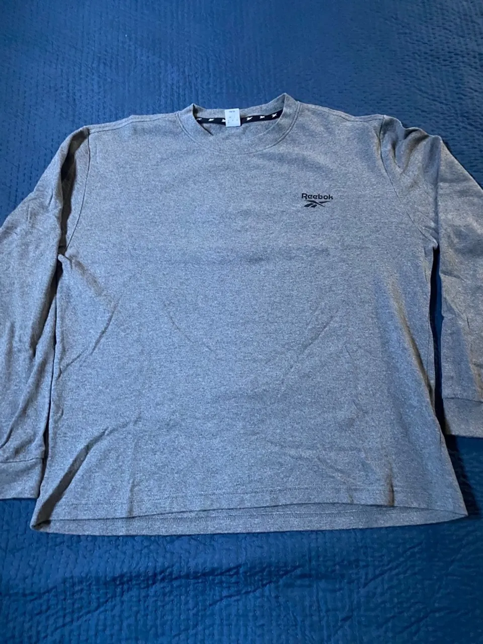 Camiseta de manga longa Reebok cinza