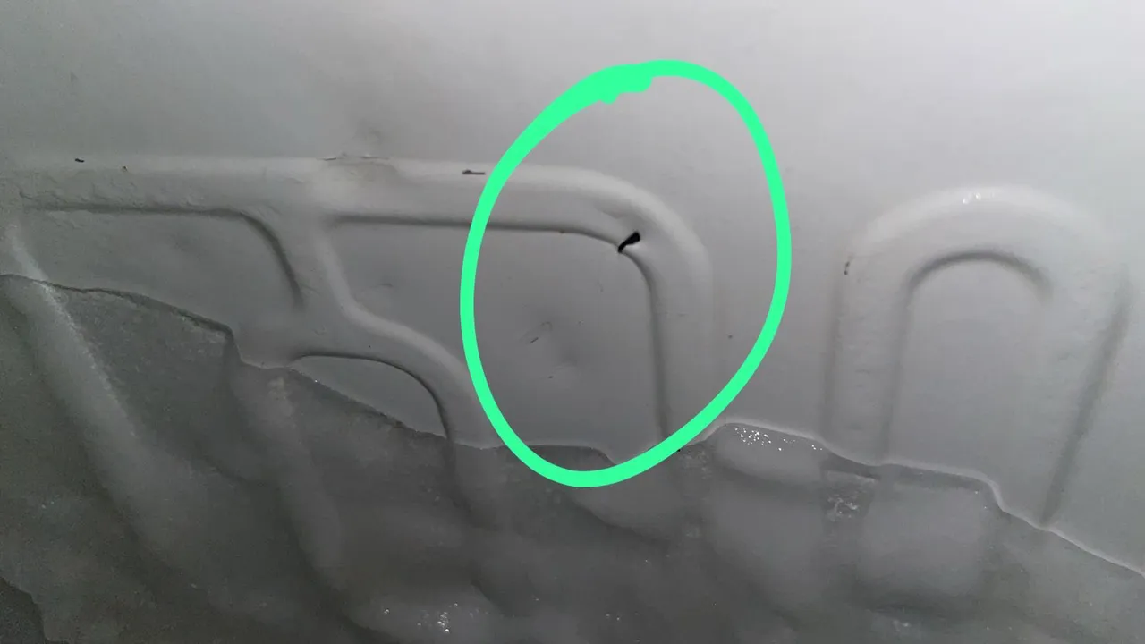 Vazamento em Geladeira - Necessita Reparo
