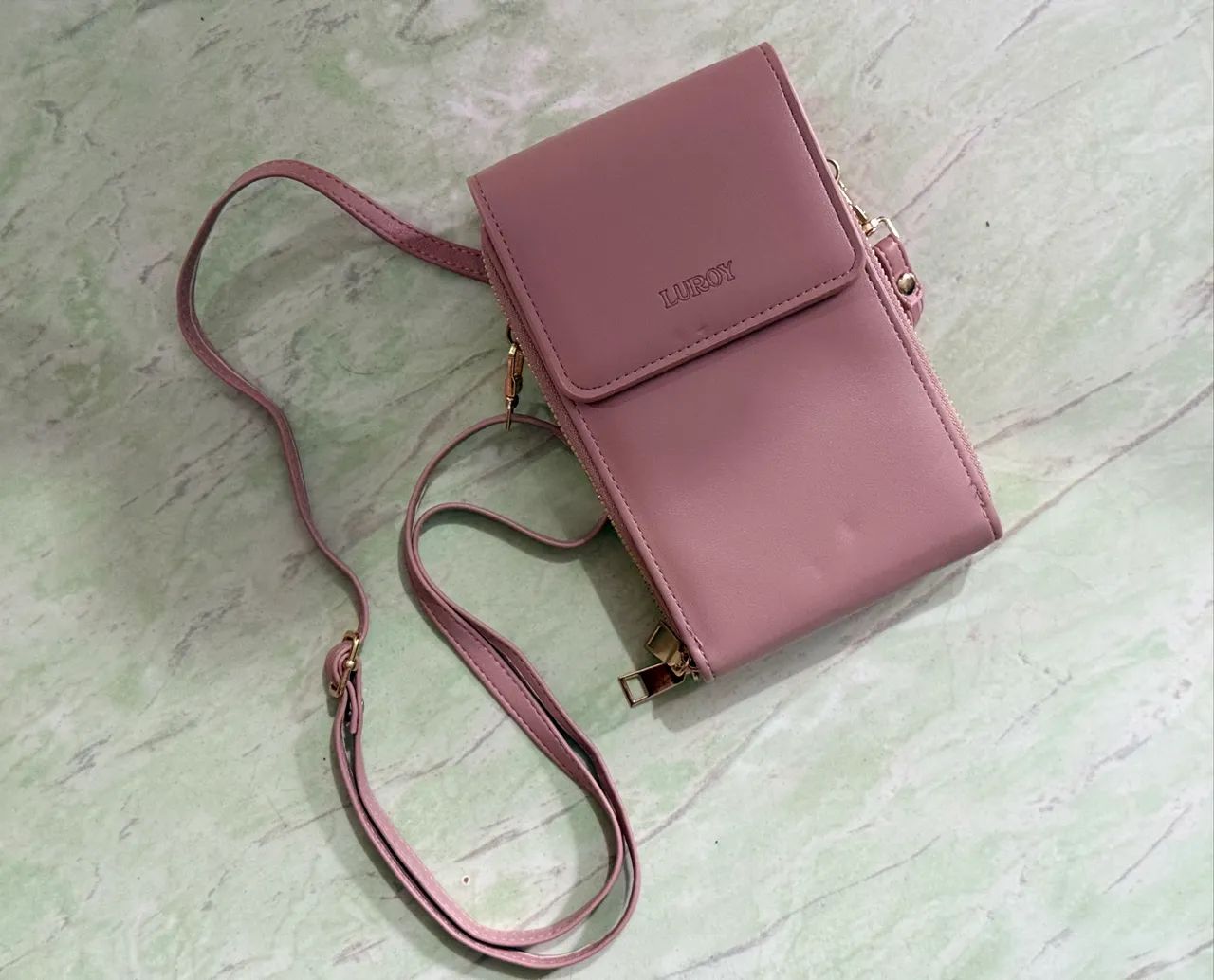Bolsa transversal pequena com porta cartões e dinheiro embutido 