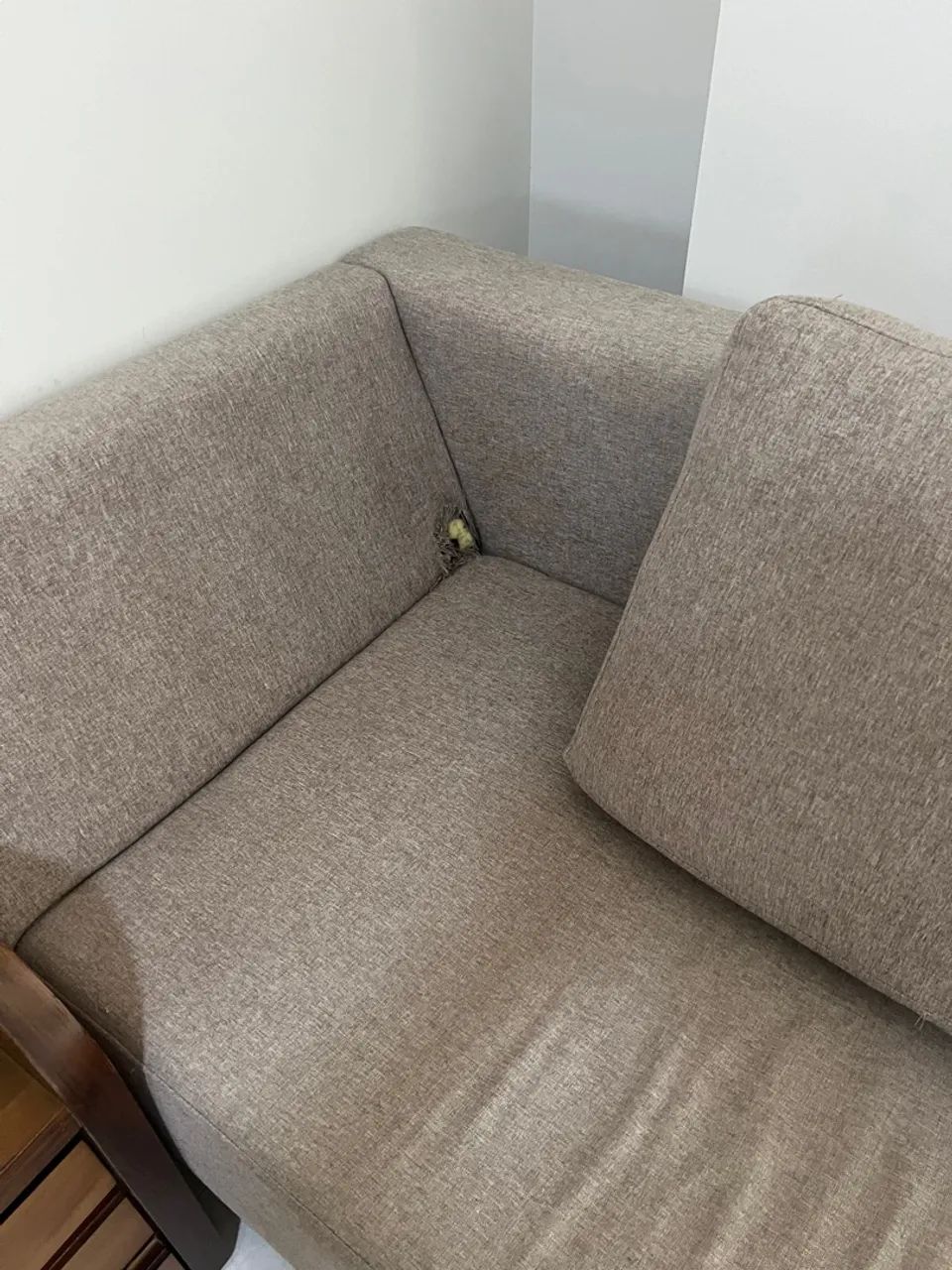 Sofá de Canto, Chaise, em bom estado! Dois pequenos defeitos conforme aparece nas fotos. - Foto 3