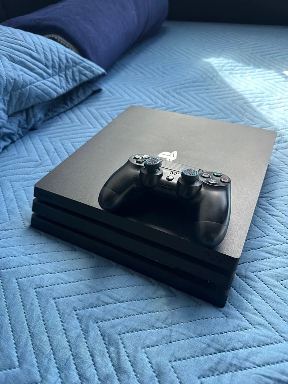 PS4 PRO 1TB + 1 JOGO DE BRINDE - Foto 4