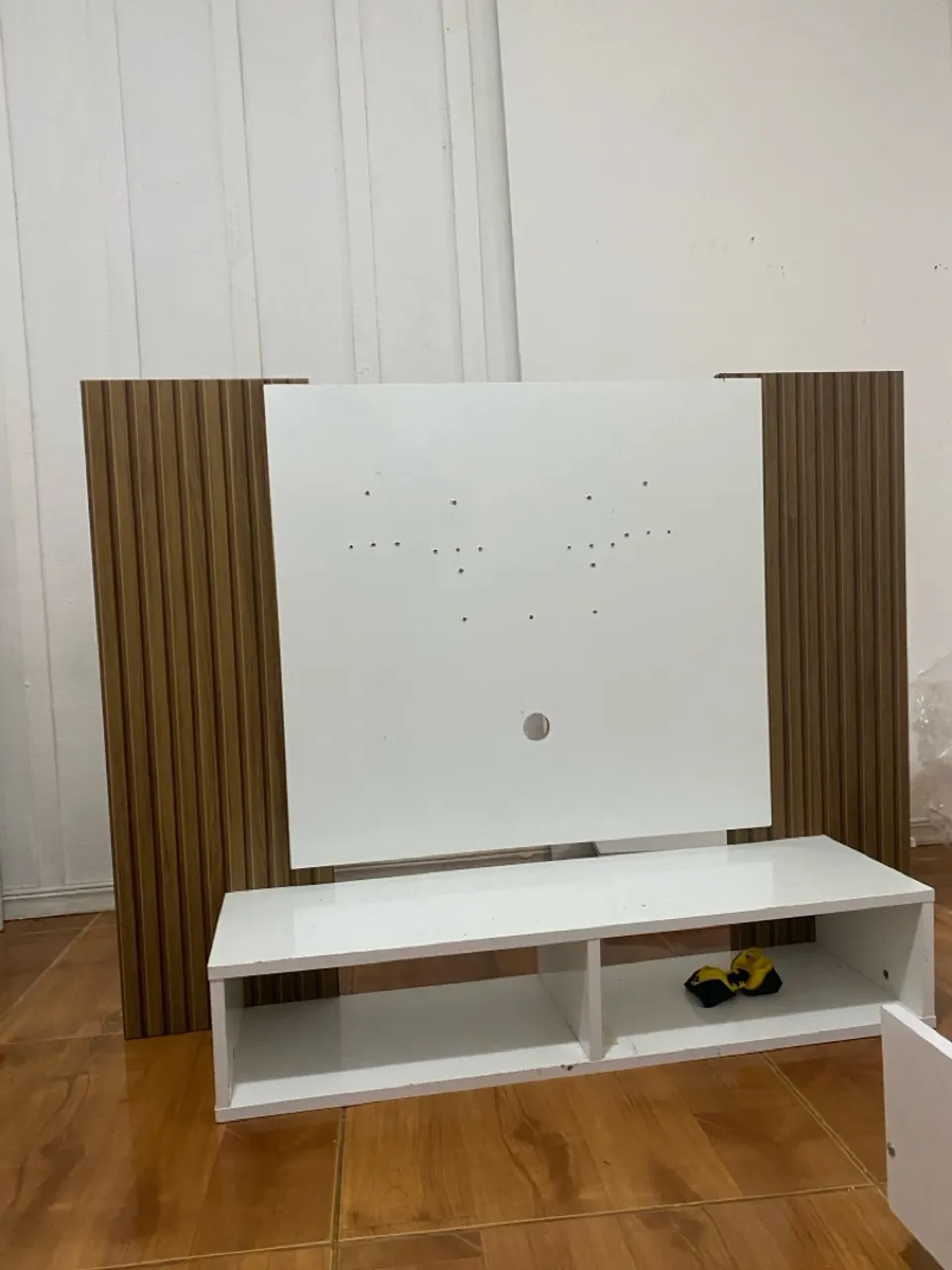 Painel para TV com rack em perfeito estado