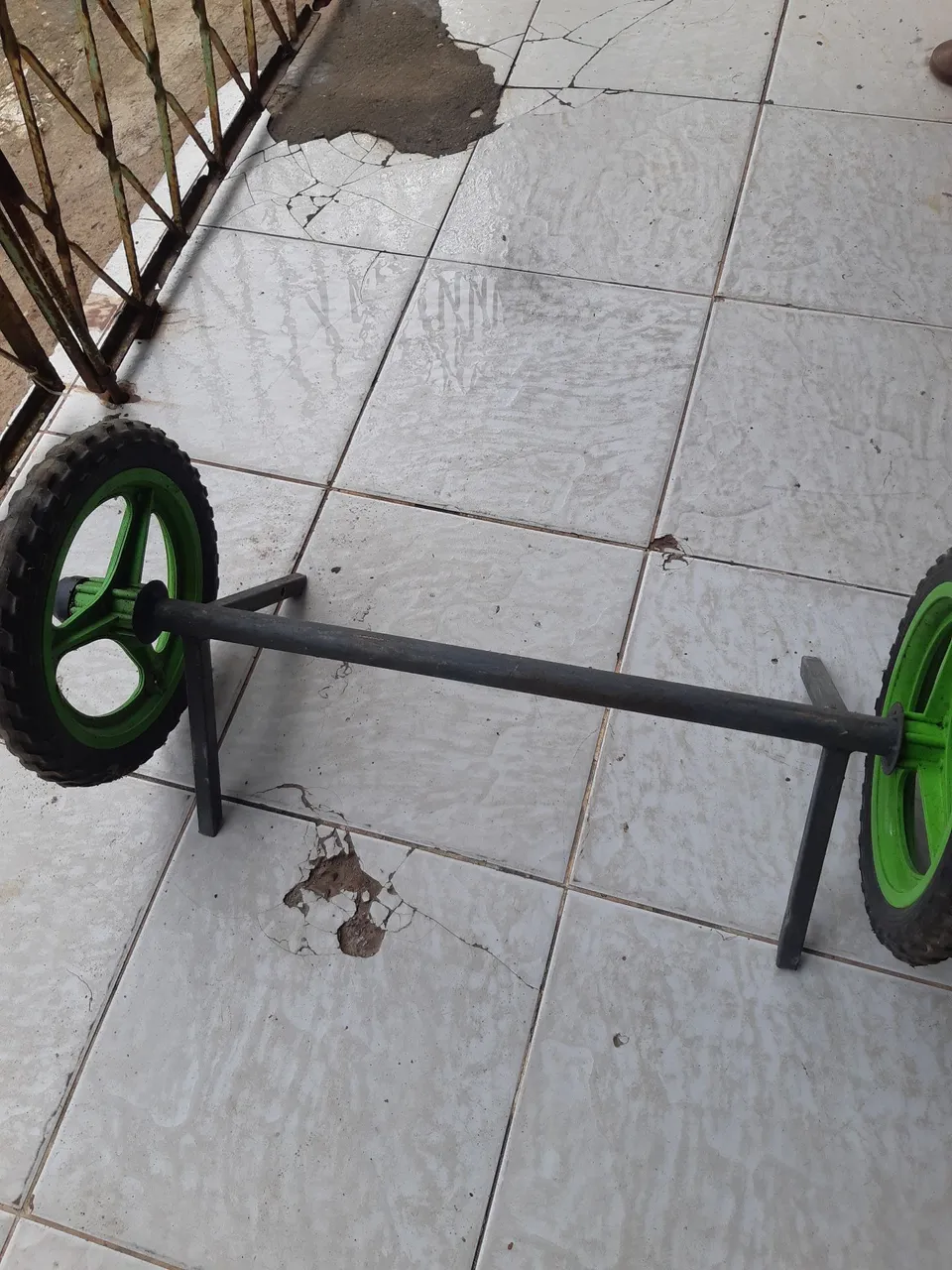 Carrinho para transporte com pneus