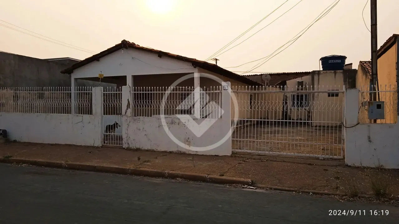 Venda ou Locação - Casa no CPA II, 3 quartos, sendo 1 suíte, cozinha ampla, espaço para 5