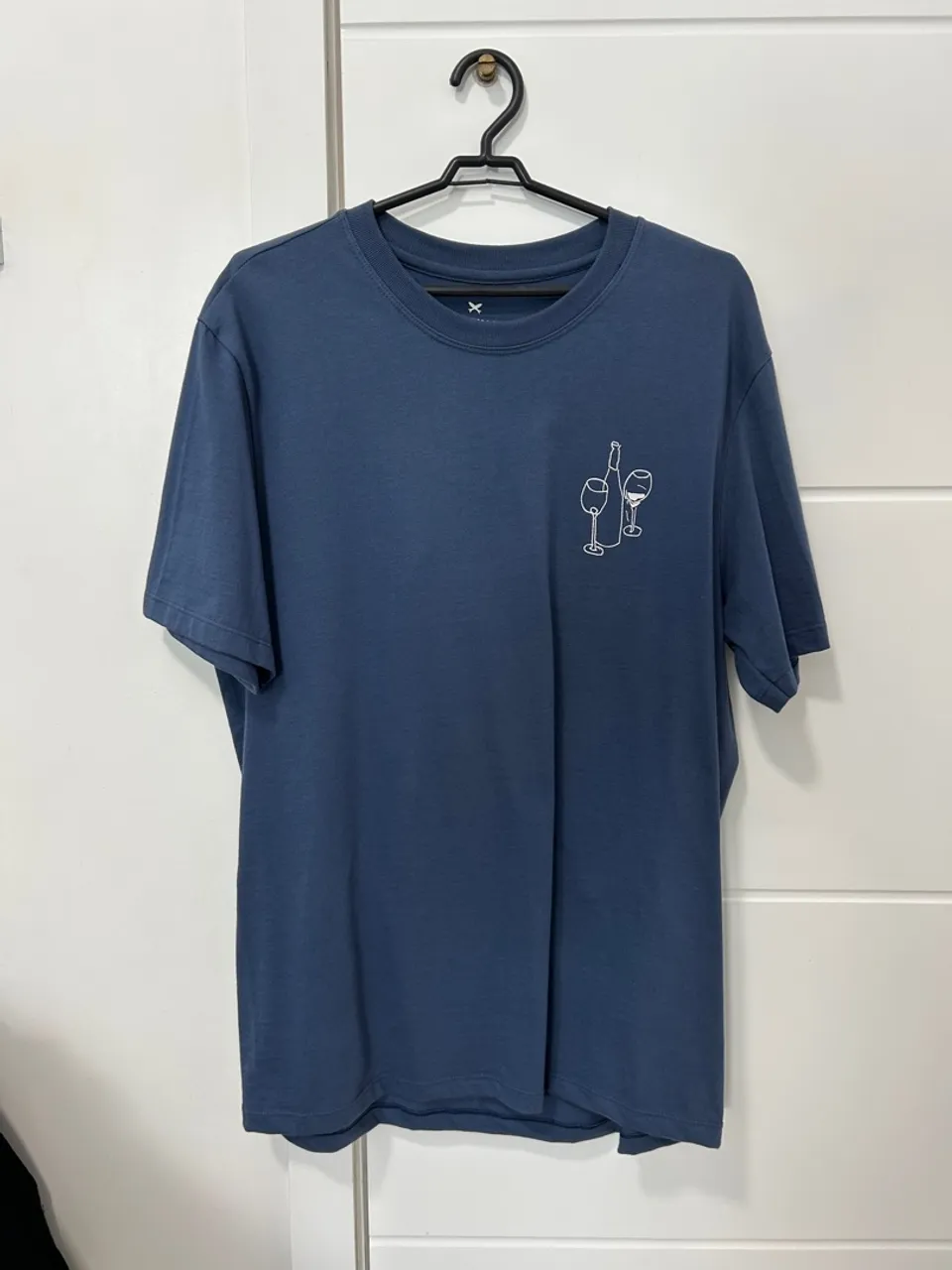 Camiseta Azul com Estampa de Vinho