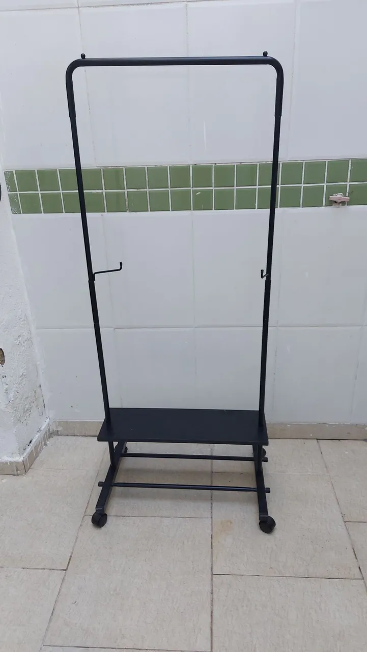 Arara de Roupa com Prateleira e Rodinhas