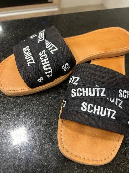 Sandálias Schutz - Preta - Rasteira  - Foto 3