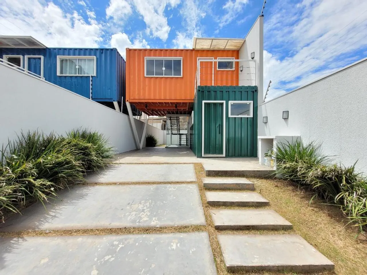 Sobrado para alugar em Maringá, Jardim Itália II, com 2 suítes, com 107.13 m²