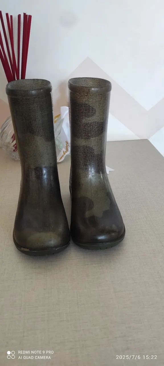 Bota infantil camuflada.