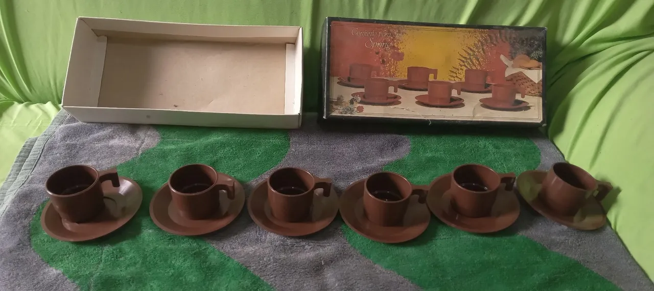 Copos com pires em plástico ano 1985 Intactos nunca usados