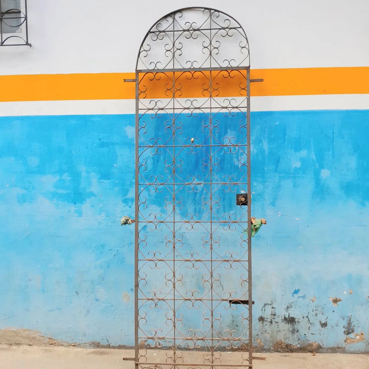 Grade de ferro batido estilo colonial para portas. 