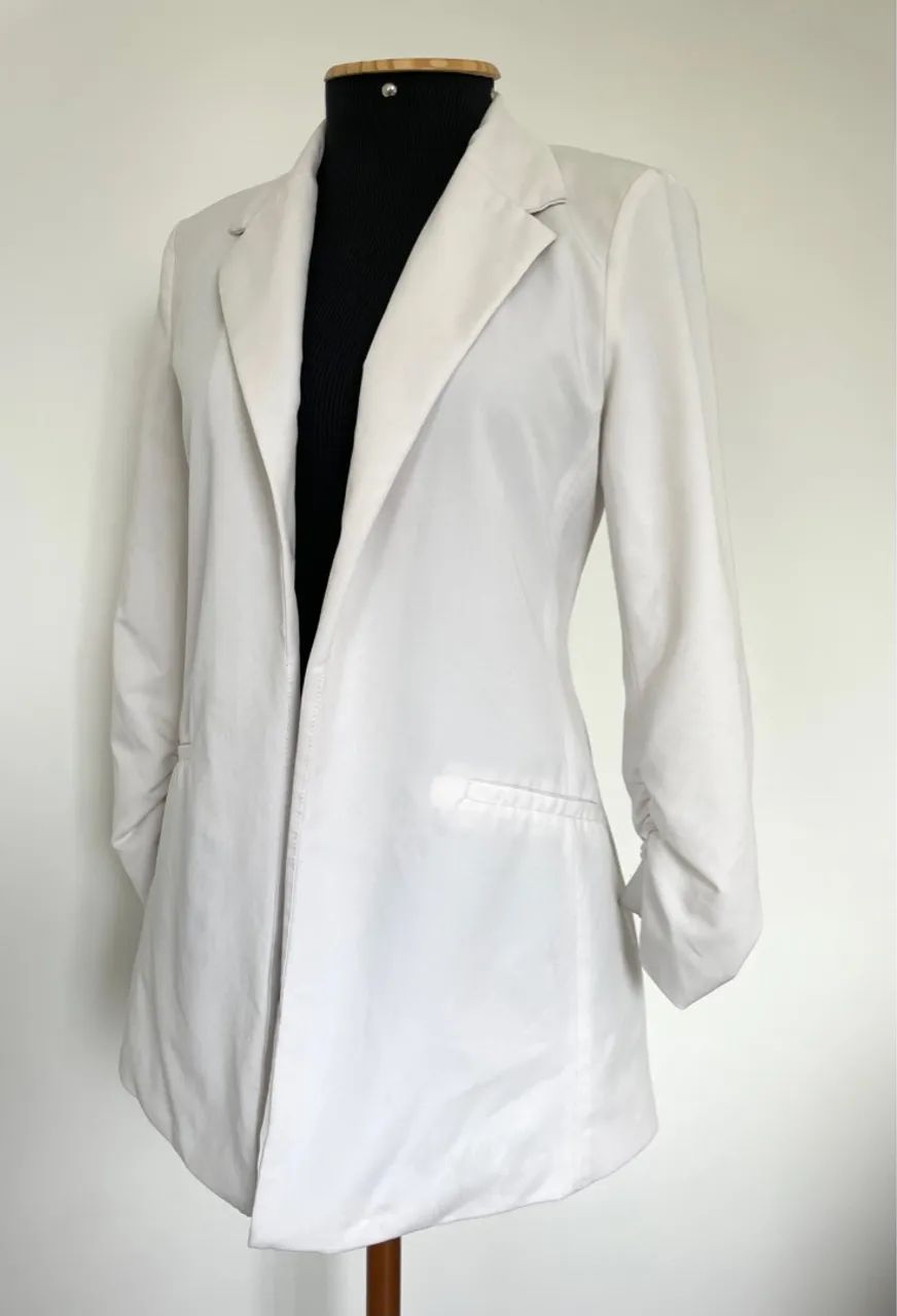 Blazer branco alongado tam  P com detalhe de mangas 3/4, Just Be - Foto 3