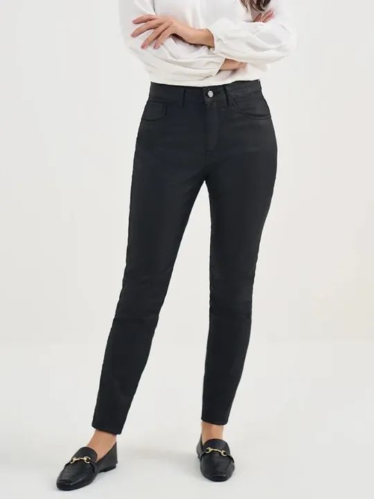 Calça skinny preta sarja resinada