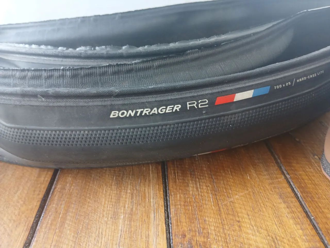 01 Pneu Bontrager R2 700x25