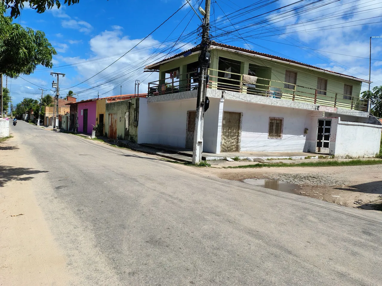 Casa duplex com ponto de comércio, aberto a propostas