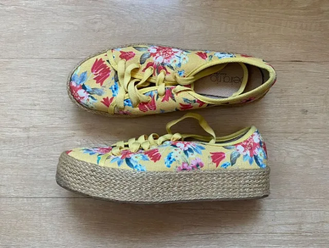 Tênis fem. floral. Solado plataforma