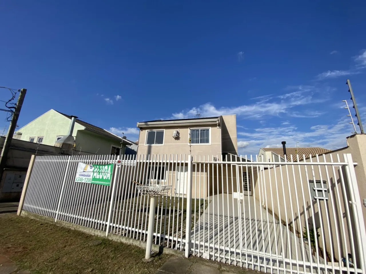 Sobrado com 3 quartos para alugar por R$ 2900.00, 115.00 m2 - PINHEIRINHO - CURITIBA/PR