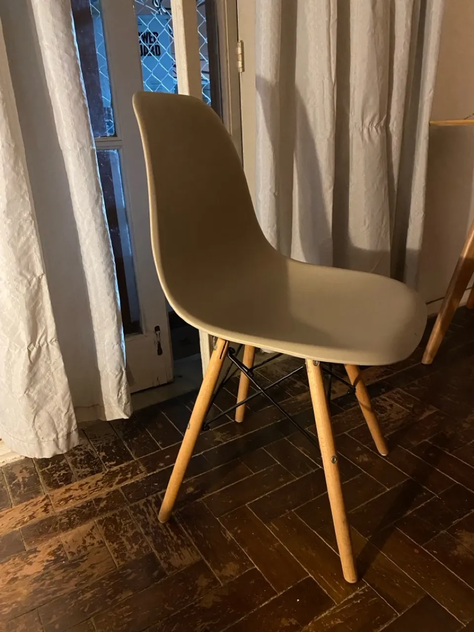 Cadeira Eames - Ganhe a segunda de brinde!