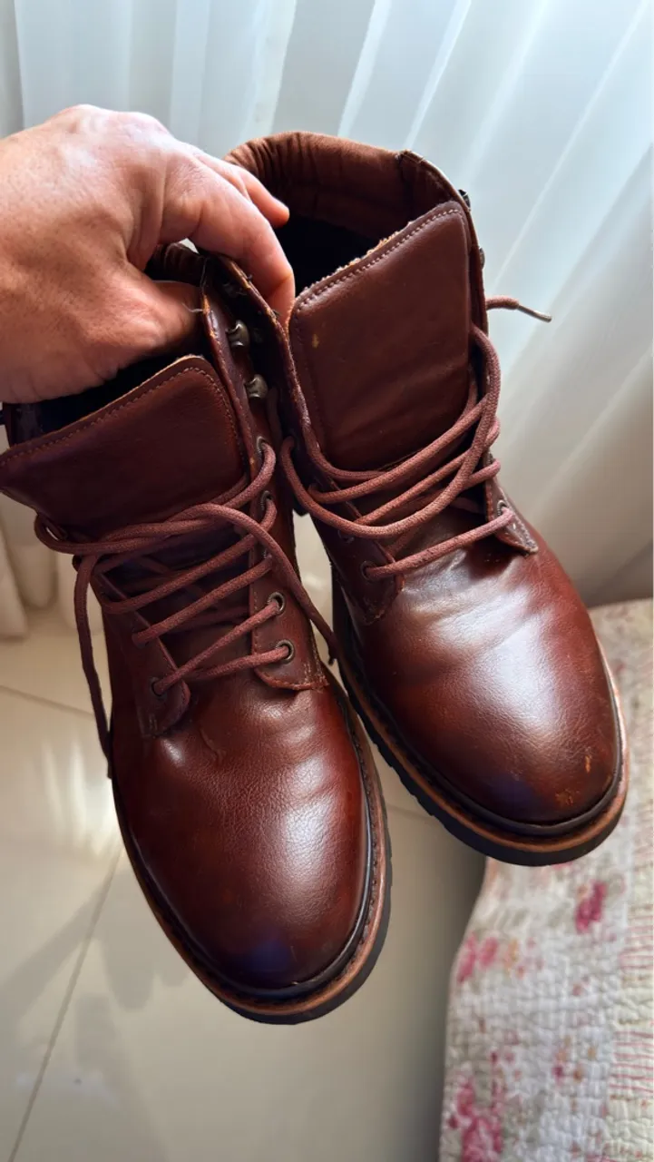 Botas de Couro Marrom