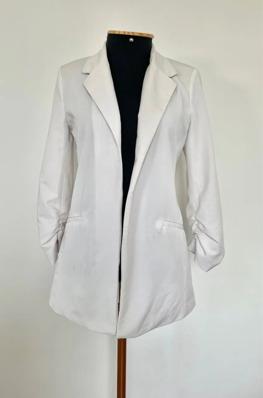 Blazer branco alongado tam  P com detalhe de mangas 3/4, Just Be